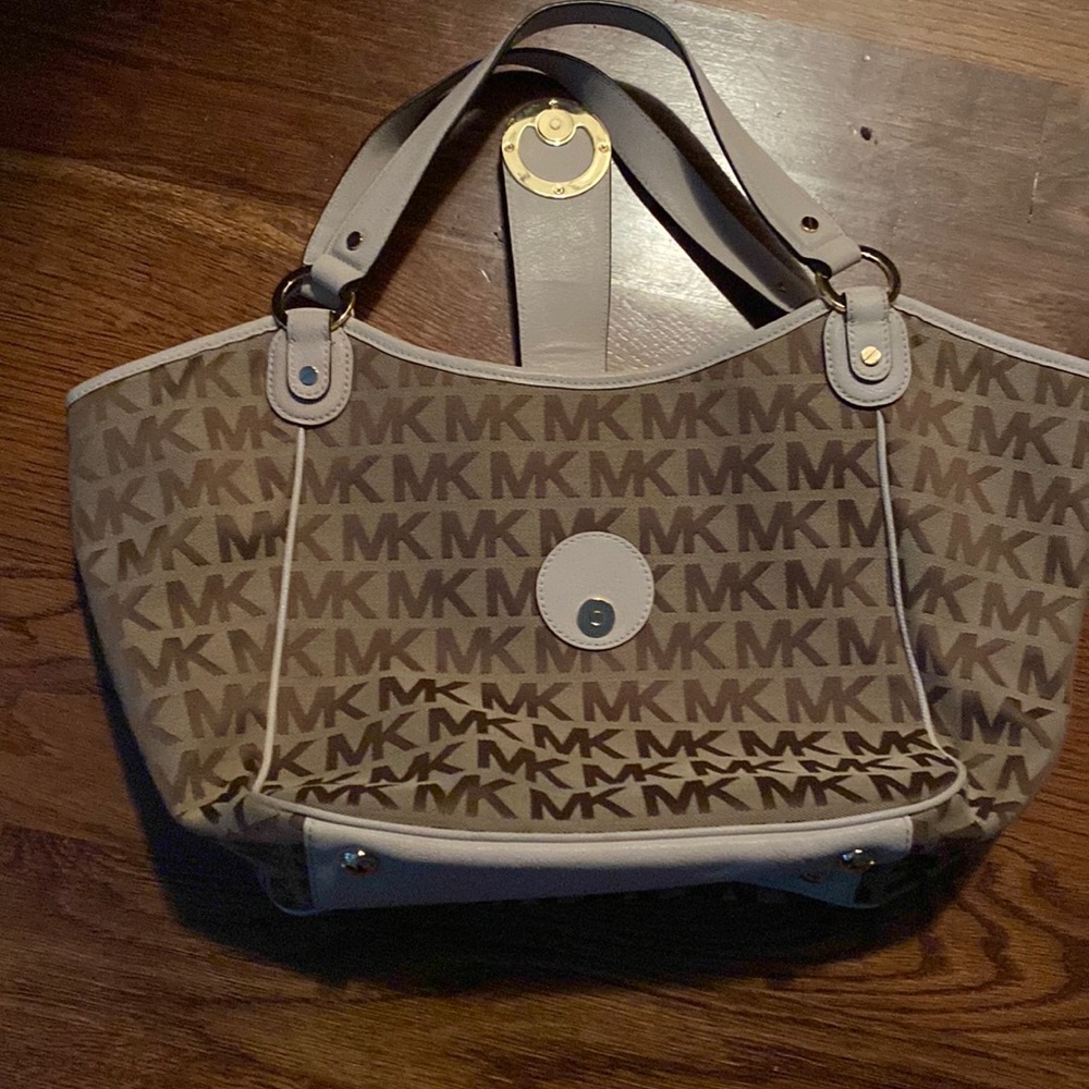 Mk bag never been used and it’s in good condition